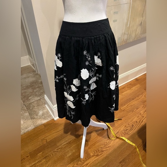 Carol Little embroidered black skirt, size 6 side zip excellent condition - Picture 3 of 11